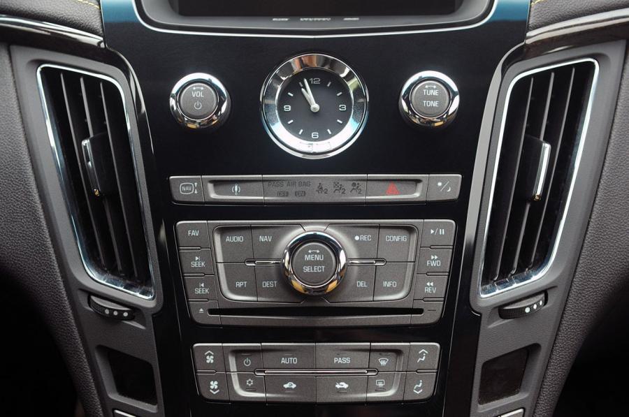  Cadillac CTS-V Coupe 2011 года  (фото 15 из 71)